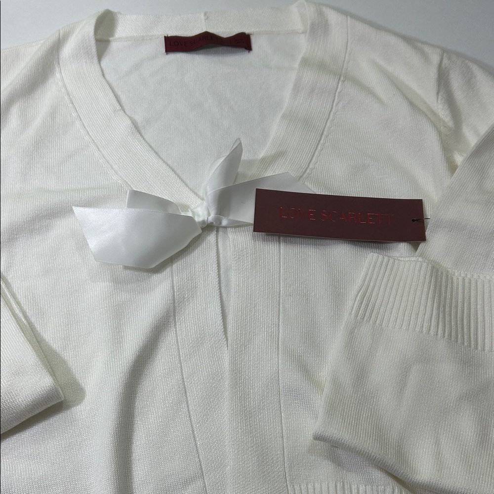 Elegant Women's V-Neck Sweater in Cream - Picture 8 of 16